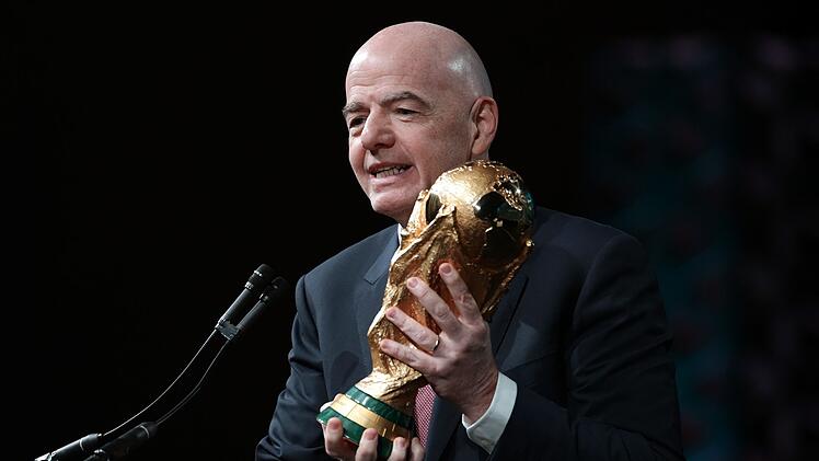 Gianni Infantino mit dem WM-Pokal: Wie berechnend agiert FIFA-Pr&auml;sident Gianni Infantino?