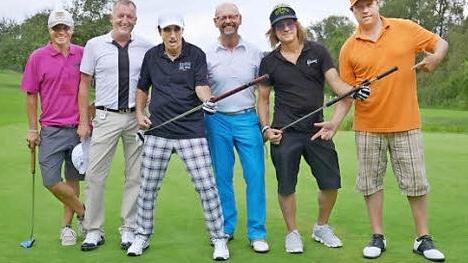 Drehten gemeinsam ihre Platzrunden (von links): Alexander Wicklein, Spielf&uuml;hrer Ralf Wutke, Alice Cooper, Clubpr&auml;sident Andreas H&ouml;llein, Gitarrist Ryan Roxie und Derrell Merrick.