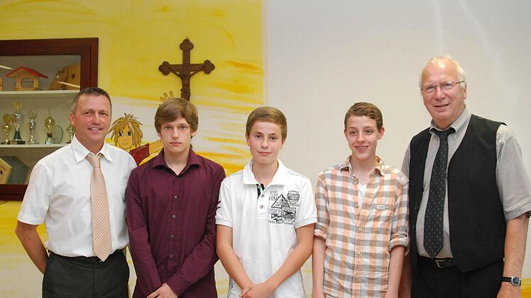 Die drei Besten der Klasse vrnl: Klassenlehrer Norbert Werner, Christopher Schwarz, Tobias Frischat, Julian Hüffner, Schulleiter Otto Granich