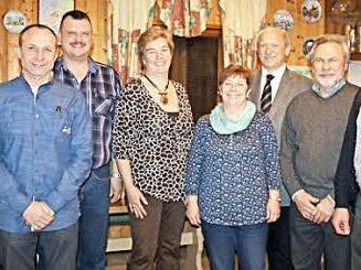 Ohne Gegenstimme wurde der Vorstand der Siedlergemeinschaft Seßlach für weitere drei Jahre wiedergewählt, was auch den langjährigen Ex-Kreisvorsitzenden Hans-Jürgen Amend (links) freute (von links): Matthias Münch, Frank Böhm, Brunhild Herbrand, Schriftführerin Regina Vogt, Vorsitzender Erwin Gradl, Kassier Reinhold Ihle und Alexander Funk.  Fotos: Bettina Knauth