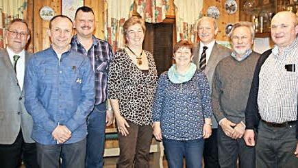 Ohne Gegenstimme wurde der Vorstand der Siedlergemeinschaft Seßlach für weitere drei Jahre wiedergewählt, was auch den langjährigen Ex-Kreisvorsitzenden Hans-Jürgen Amend (links) freute (von links): Matthias Münch, Frank Böhm, Brunhild Herbrand, Schriftführerin Regina Vogt, Vorsitzender Erwin Gradl, Kassier Reinhold Ihle und Alexander Funk.  Fotos: Bettina Knauth