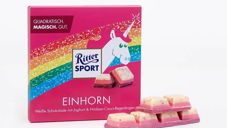 Die Einhorn-Schokolade des Herstellers Ritter Sport (undatierte Aufnahme). Seinen typischen Slogan änderte das Unternehmen aus Waldenbuch dazu in «Quadratisch, magisch, gut.» Foto: Ritter Sport/dpa