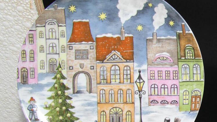 Die Teller stammen nicht nur aus Deutschland, viele Exponate kommen aus Dänemark. Foto: Sonny Adam