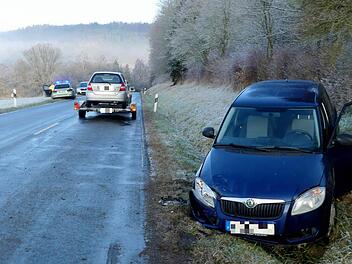 Die zwei Insassen dieses Skoda, der sich überschlagen hat, wurden leicht verletzt. Fotos: Dieter Hübner