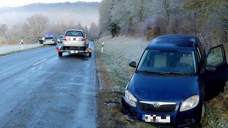 Die zwei Insassen dieses Skoda, der sich überschlagen hat, wurden leicht verletzt. Fotos: Dieter Hübner