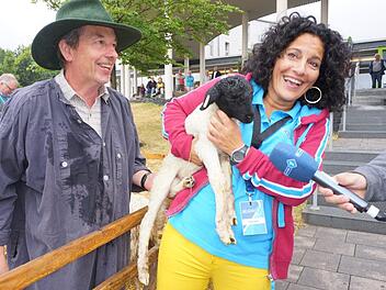 "So süß!" - Rhönschäfer Josef Kolb drückt BR-1-Moderatorin Irina Hanft eines der Lämmer in die Arme.  Foto: Marion Eckert