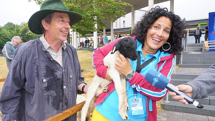 "So süß!" - Rhönschäfer Josef Kolb drückt BR-1-Moderatorin Irina Hanft eines der Lämmer in die Arme.  Foto: Marion Eckert