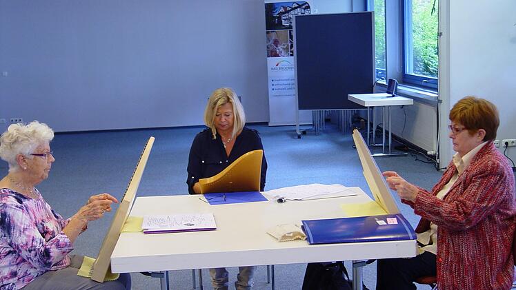 Petra Schmitt-Sperber spielte zusammen mit den Erna Jordan (links) und Christa Bernd (rechts), beide im Kurstift Bad Brückenau,  Foto: Brigitta Kempe-Wolf
