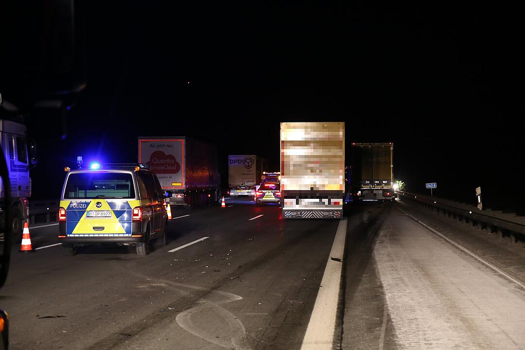 Tödlicher Unfall auf A9: Mann stirbt bei Kollision mit Lkw