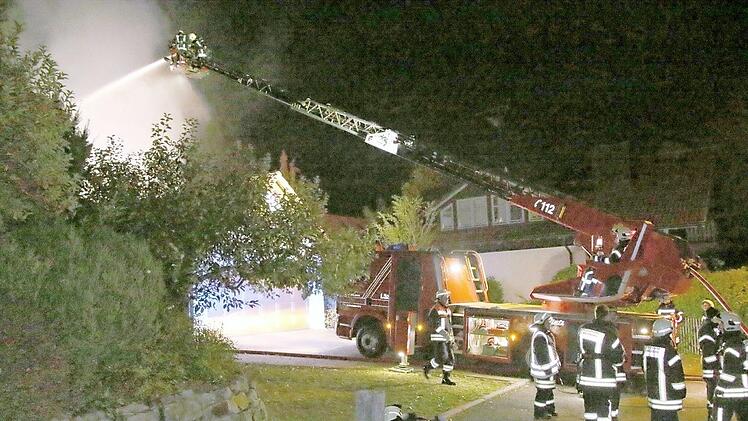 Mithilfe der Drehleitern wurde das Feuer von oben bekämpft.