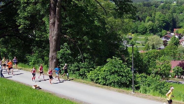 Start des 10-Kilometer-Laufs mit dem späteren Sieger Alexander Dautel (rechts).  Foto: Heike Schülein