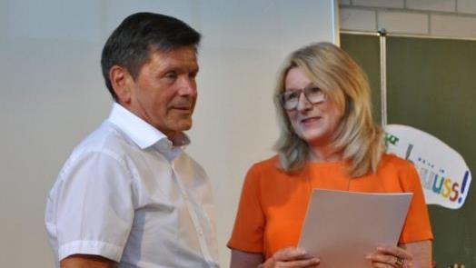 Jetzt ist Schluss: Schulrätin Susanne Vodde überreichte Brandl die Urkunde zum Ruhestand.