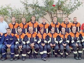 Kreisbrandmeister Thomas Petterich, B&uuml;rgermeister Udo Dauer, Schiedsrichter Roland Dauer, Zweiter Kommandant Betz Daniel (stehend, von links) sowie Kommandant Frank H&uuml;bner(Vierter von rechts), Vorsitzender Andreas H&uuml;bner, Stadtrat Hans Popp und Kreisbrandinspektor Thilo Kraus gratulieren den erfolgreichen Pr&uuml;flingen. Foto: Hartmut Klamm