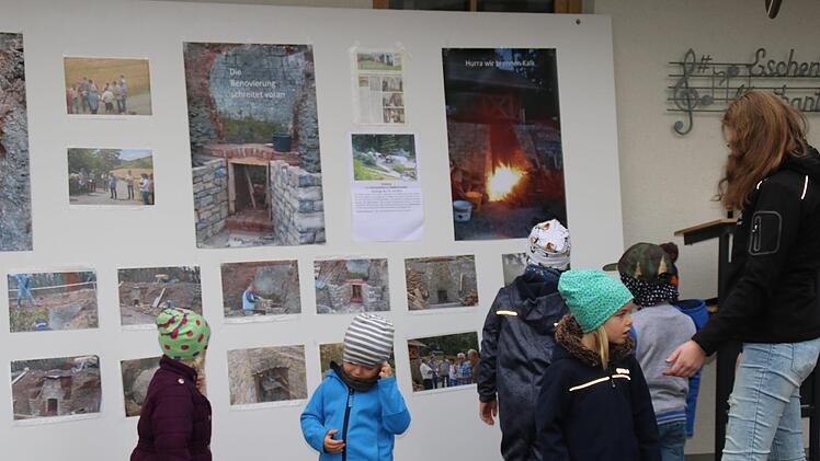Der Obst- und Gartenbauverein Obereschenbach hat die Renovierung des Kalkofens dokumentiert. Foto: Hilmar Ruppert