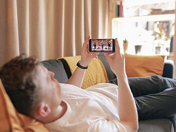 Fernsehen und nebenher lässig am Smartphone hängen? Das beeinträchtigt unsere Konzentrations- und Gedächtnisleistung immens.