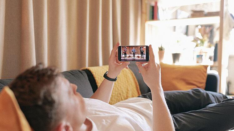 Fernsehen und nebenher lässig am Smartphone hängen? Das beeinträchtigt unsere Konzentrations- und Gedächtnisleistung immens.