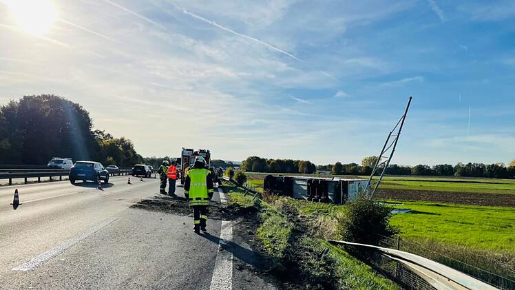 Unfall auf A70 bei Bamberg: Umgekippter Lkw sorgt für Feuerwehreinsatz - Polizei meldet hohen Schaden