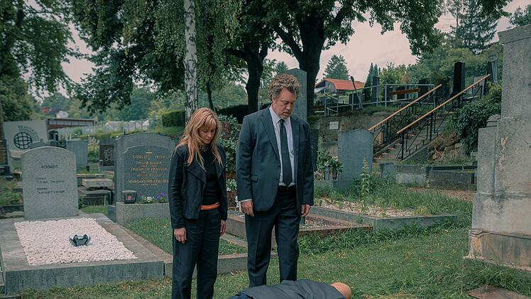 Serienfans erwartet in "Drunter und Drüber" ein skurril-morbides Treiben rund um Friedhofsmitarbeiter Heli Wondratschek (Nicholas Ofczarek) und seine neue Chefin Ursula Fink (Julia Jentsch).