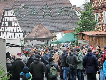 Zahlreiche Besucher s&auml;umten bei &bdquo;angenehmen Wintertemperaturen&ldquo; den historischen Dorfbrunnenplatz.