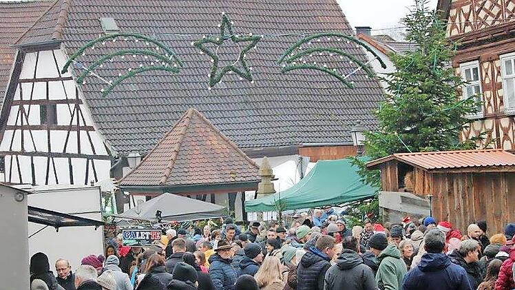 Zahlreiche Besucher s&auml;umten bei &bdquo;angenehmen Wintertemperaturen&ldquo; den historischen Dorfbrunnenplatz.