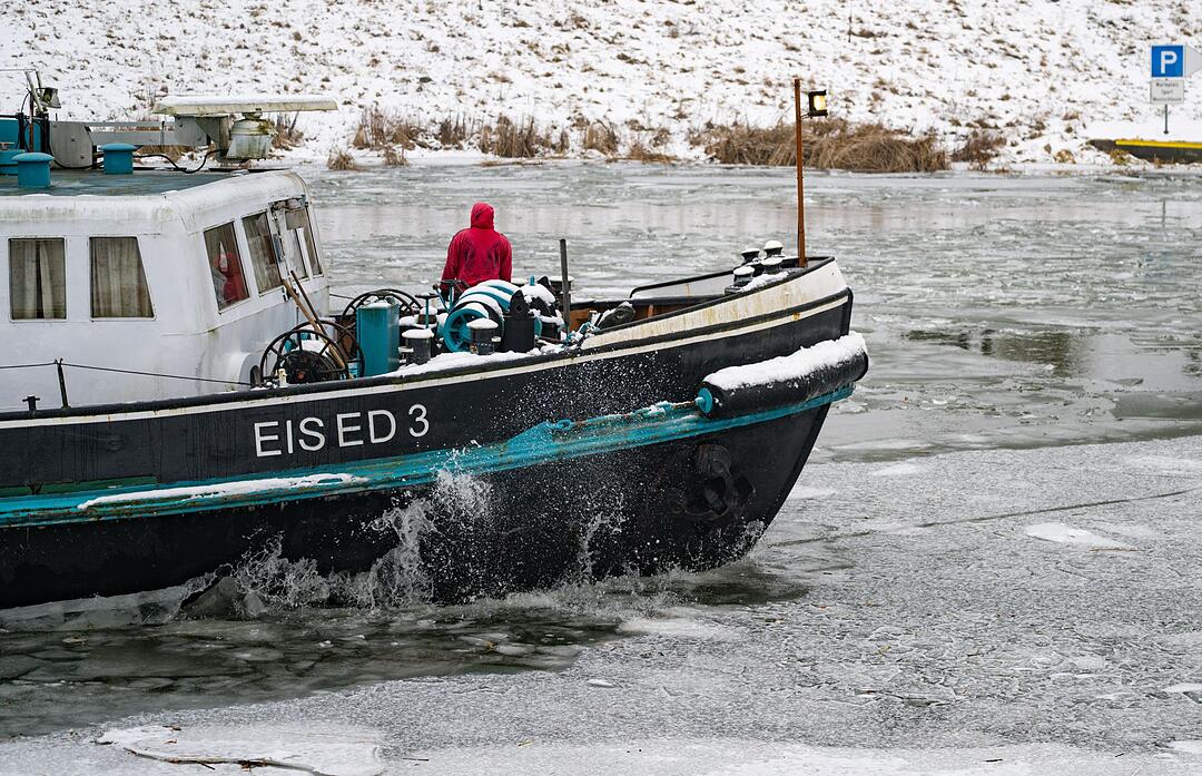 Eisbrecherflotte r&uuml;ckt Richtung Oder vor