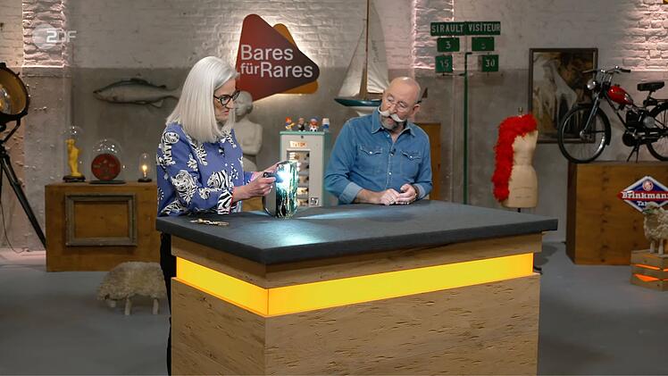 Horst Lichter war sofort begeistert, als in der Mittwochsausgabe von "Bares f&uuml;r Rares" (ZDF) ein au&szlig;ergew&ouml;hnliches Murano-Aquarium auf dem Expertentisch landete und dank der Taschenlampe die Details sichtbar wurden: "Das ist absolut der Hammer. Wundersch&ouml;n." Im H&auml;ndlerraum begann die Auktion &uuml;berraschend z&ouml;gerlich - samt "frechen" Geboten ...