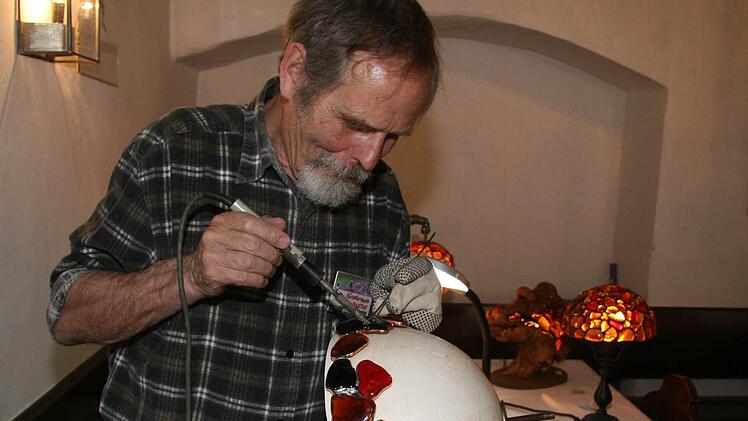 Glaskünstler Wilfried Radtke fertigt eine Tiffanylampe der besonderen Art an.