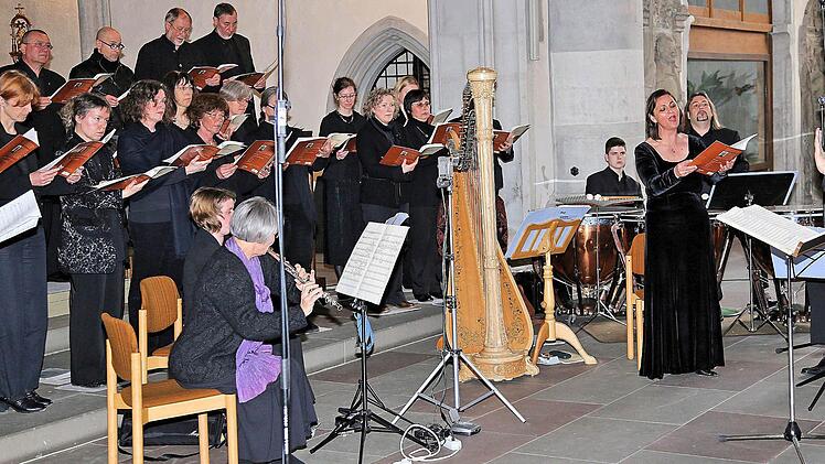 Beeindruckend: Das Passionskonzert in der Pfarrkirche St. Maria Magdalena unter der Leitung von Kantor Peter Rottmann stimmte die zahlreichen Zuhörer auf die Osterzeit ein.  Foto: Dieter Britz