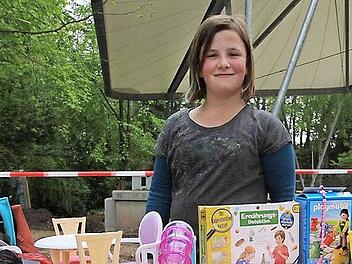 Luisa Grumann (zehn Jahre) verkaufte Puppen, Pixi-Bücher und andere Spielsachen. Foto: Andreas Brandl