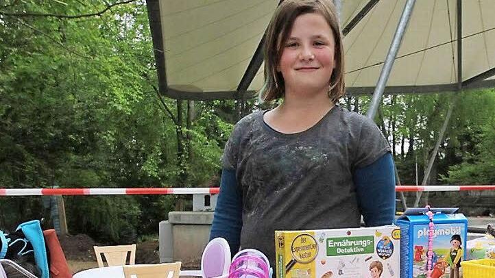 Luisa Grumann (zehn Jahre) verkaufte Puppen, Pixi-Bücher und andere Spielsachen. Foto: Andreas Brandl