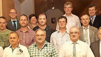 Für ihre 25- und 40-jährige Vereinstreue wurden diese Steinbacher Sportfreunde mit der silbernen oder goldenen Nadel geehrt.