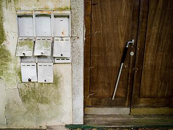 Offene Briefkästen ängen am 08.07.2015 an einem leerstehenden Wohnhaus in Bad Sachsa im Landkreis Osterode am Harz (Niedersachsen). Besonders starke Bevölkerungsrückgänge soll es bis zum Jahr 2030 geben. ie Bevölkerungszahlen in Deutschland entwickeln sich laut einer Studie in den kommenden 15 Jahren extrem auseinander: Während ländliche Regionen in teils dramatischem Umfang Einwohner verlieren, wachsen städtische Ballungsräume. Foto: Julian Stratenschulte/dpa