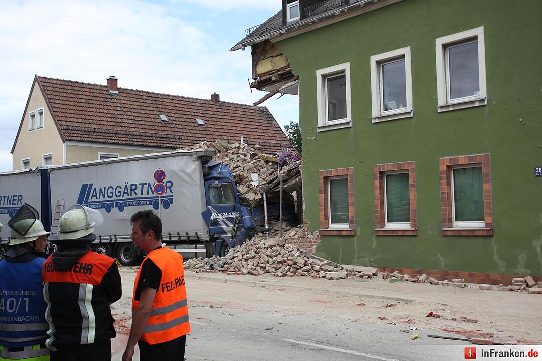 Lkw kracht in Wohnhaus in Oberkotzau