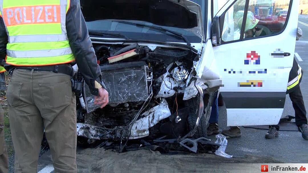 Schwerer Unfall bei Hof: Autofahrerin gerät in Gegenverkehr