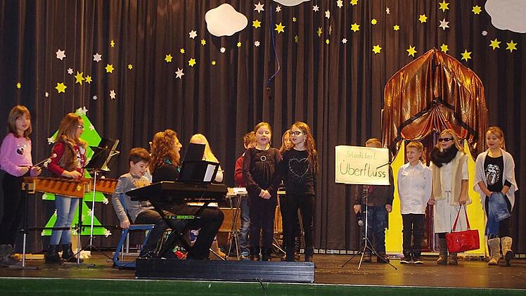 Mit großer Hingabe erweckte die Klasse 3 b den "Mann mit Bart und Bischofsstab" im gleichnamigen Mini-Musical zum Leben. Foto: Heike Schülein
