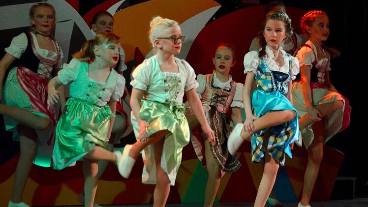 Brauchtum und Fasching passen prima zusammen. Das zeigten die Tänzerinnen der Speedys, die von Nadine Huppmann trainiert werden. Foto: Kathrin Kupka-Hahn