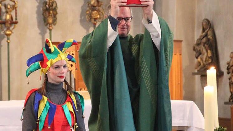Pater Markus Reis wurde beim Sonntagsgottesdienst von einem Clown (Ann-Sophie Herbert) begleitet. Foto: Heike Beudert