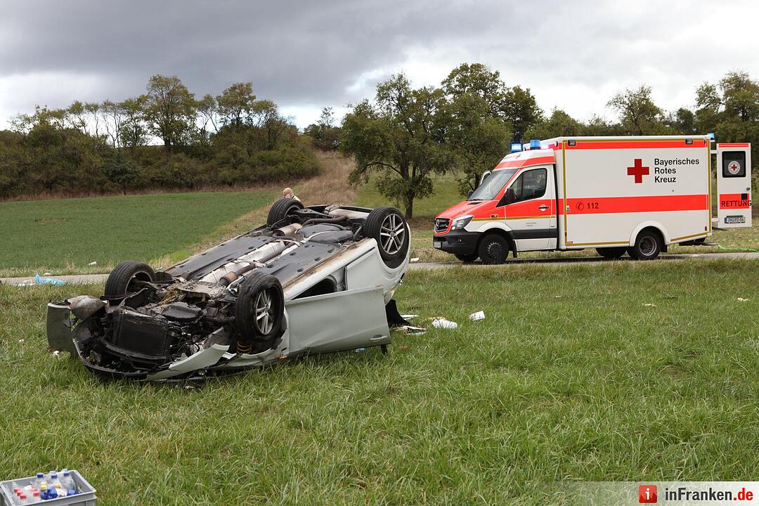 Pkw landet bei Kemmathen auf dem Dach