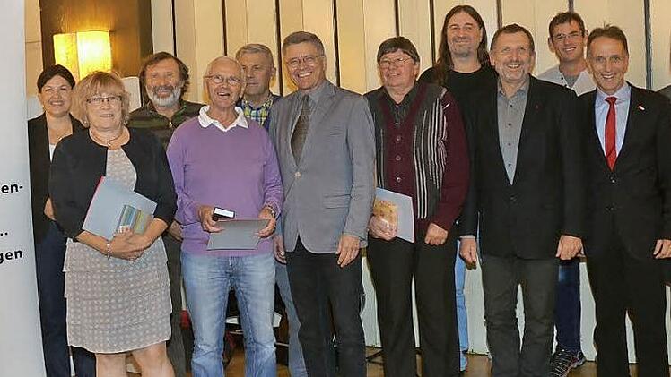 Sie wurden für jahrzehntelange Verdi-Treue geehrt. Mit im Bild Angela Hofmann (links), Wolfgang Schmitt (6. v. l.), von rechts Doris Stadelmeyer, Mathias Eckardt und Betriebsseelsorger Eckhard Schneider (4. v. r.) Fotos: K.- H. Hofmann