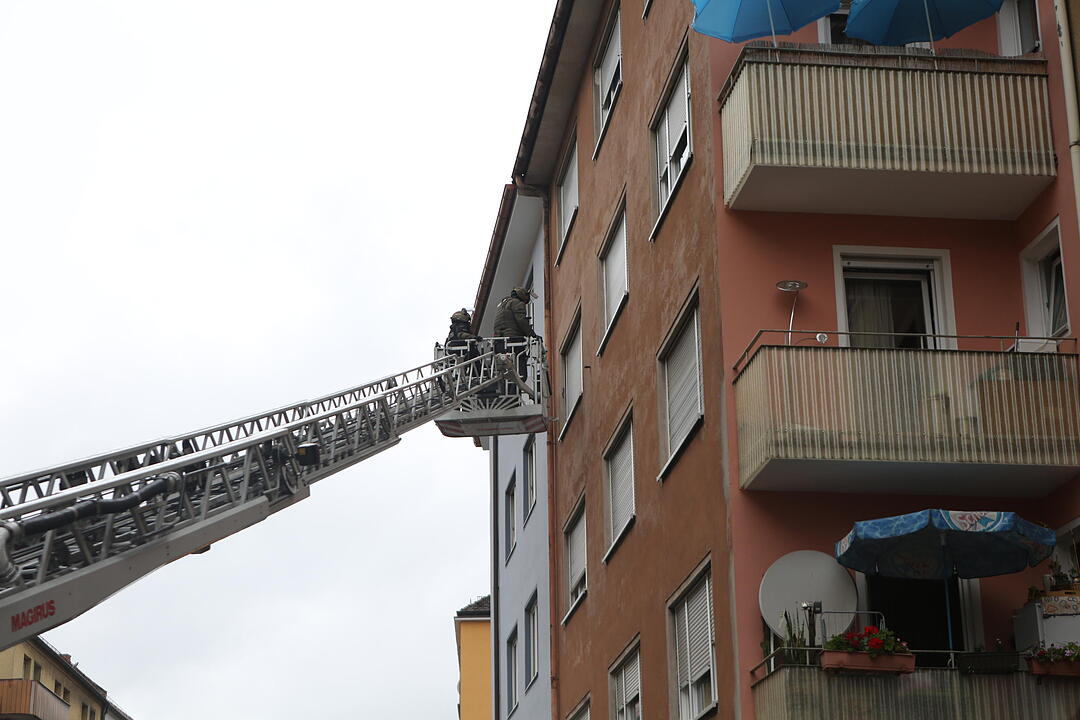 Eine 49-Jährige hat in der Nürnberger Südstadt einen SEK-Einsatz ausgelöst. Sie ging auf Mitbewohner los und war dann Gegenstände aus dem Fenster.