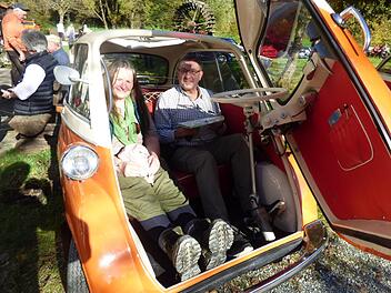 Benno Durant mit seiner Freundin in seiner BMW Isetta
