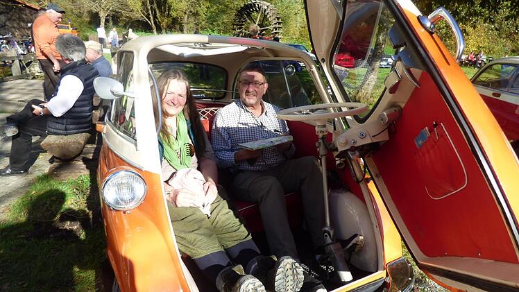 Benno Durant mit seiner Freundin in seiner BMW Isetta