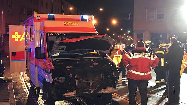 Ein Rettungswagen kollidiert in N&Uuml;rnberg mit einem Auto. Foto: NEWS5 / Friedrich