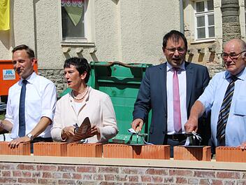 Sie legen - zumindest symbolisch - schon mal los mit der Sanierung (von links) Bürgermeister Robert Bosch (CSU), MdL und Awo-Kreisvorsitzende Inge Aures (SPD), MdL Martin Schöffel (CSU), Altbürgermeister Dieter Adam (FW). Foto: Jürgen Gärtner