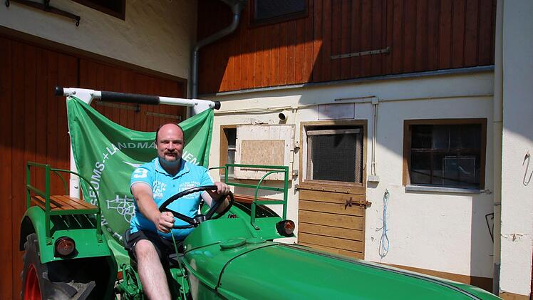 Klaus Kippes mit seinem alten Deutz. Foto: Ralf Ruppert