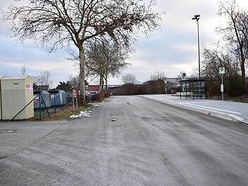 Der Bushalteplatz mit Parkplatz und Wertstoffhof am  Schulzentrum in Gräfenberg. Jede Linie hat eine Haltestelle, die Schüler haben endlich ein  Wartehäuschen zum Unterstellen und der Gehweg ist barrierefrei. Der Wertstoffhof muss noch weg.    Foto: Petra Malbrich