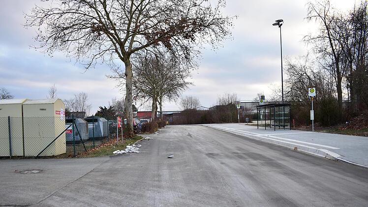 Der Bushalteplatz mit Parkplatz und Wertstoffhof am  Schulzentrum in Gräfenberg. Jede Linie hat eine Haltestelle, die Schüler haben endlich ein  Wartehäuschen zum Unterstellen und der Gehweg ist barrierefrei. Der Wertstoffhof muss noch weg.    Foto: Petra Malbrich