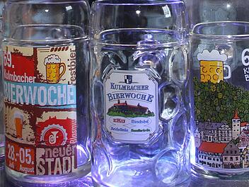 Nach privaten Bierfest-Partys warnt das Landratsamt vor Leichtsinn in der Corona-Krise. Symbolbild: Archiv/Sonny Adam