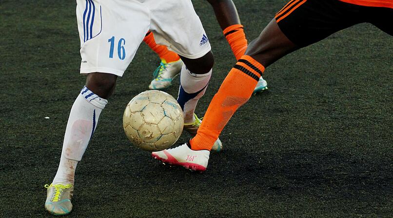 Polizeieinsatz bei Fu&szlig;ballspiel in Schweinfurt: Spieler gehen mit F&auml;usten aufeinander los