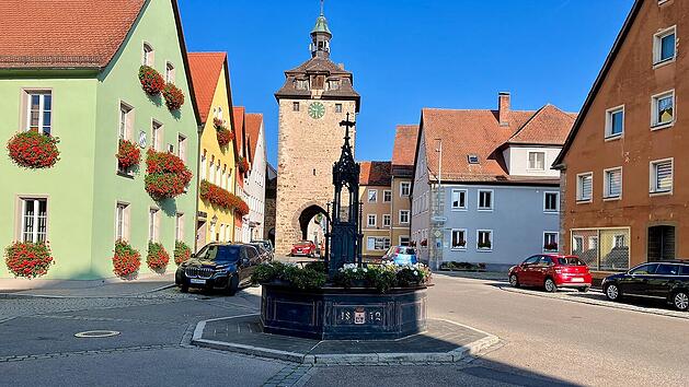 Der Marktplatz Leutershausen mit dem Röhrenbrunnen vor dem Rathaus und dem oberen Tor ist das Zentrum Leutershausens.